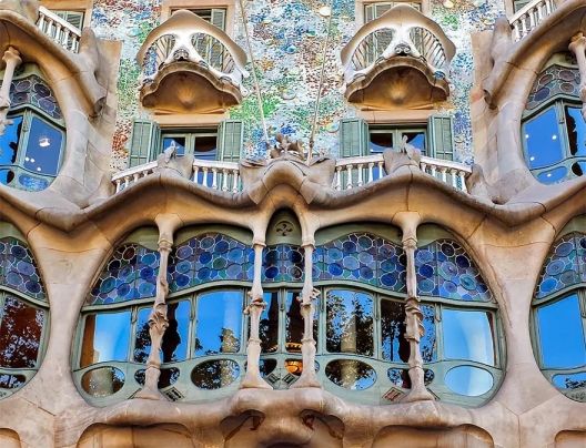 Antoni Gaudi: Doğanın Sihirli Dünyasına Yolculuk | DENDRO Parke